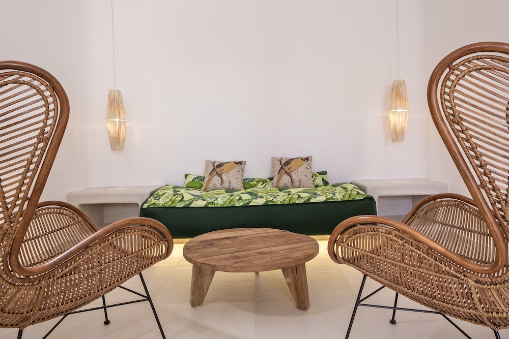Art Hotel Santorini — Hotel rooms in Pyrgos Kallistis, South Aegean
