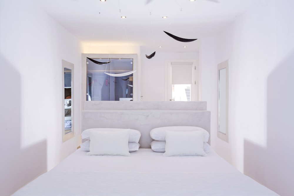 Art Hotel Santorini — Hotel rooms in Pyrgos Kallistis, South Aegean