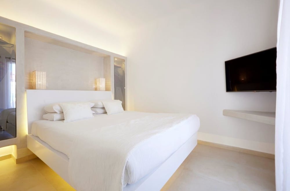Art Hotel Santorini — Hotel rooms in Pyrgos Kallistis, South Aegean