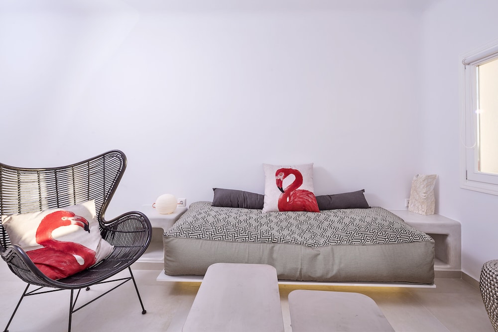 Art Hotel Santorini — Hotel rooms in Pyrgos Kallistis, South Aegean