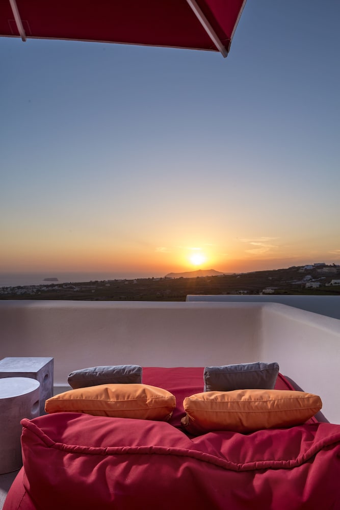 Art Hotel Santorini — Main photo in Pyrgos Kallistis, South Aegean