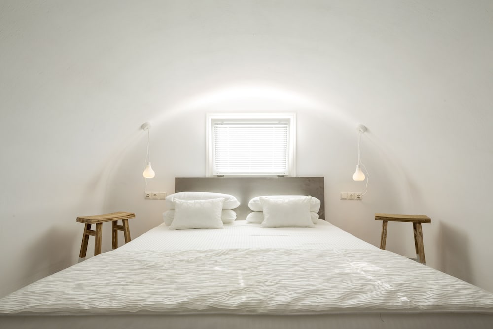 Art Hotel Santorini — Hotel rooms in Pyrgos Kallistis, South Aegean