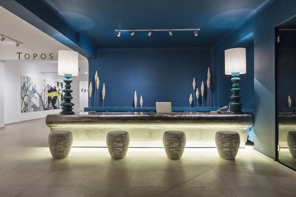 Art Hotel Santorini — Hotel building in Pyrgos Kallistis, South Aegean