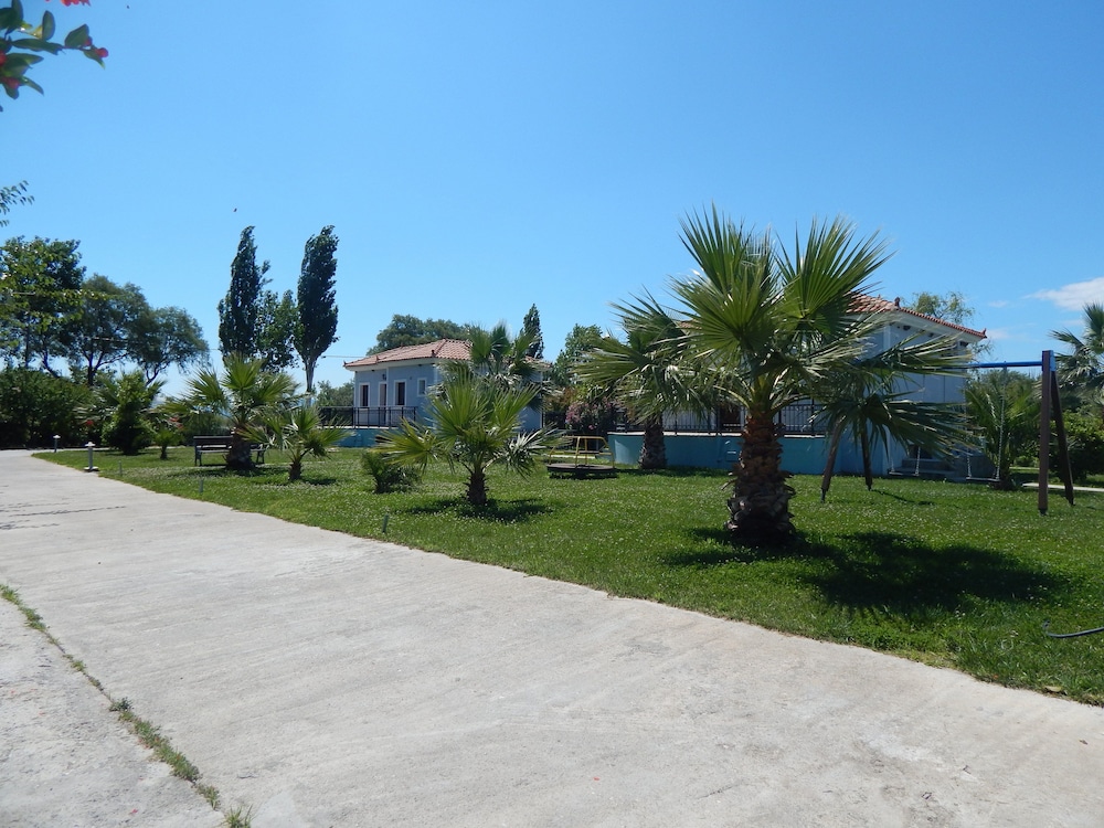 Kaloni village apartments — Hotel building in Lesvos Island