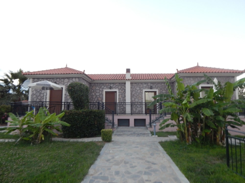 Kaloni village apartments — Hotel building in Lesvos Island
