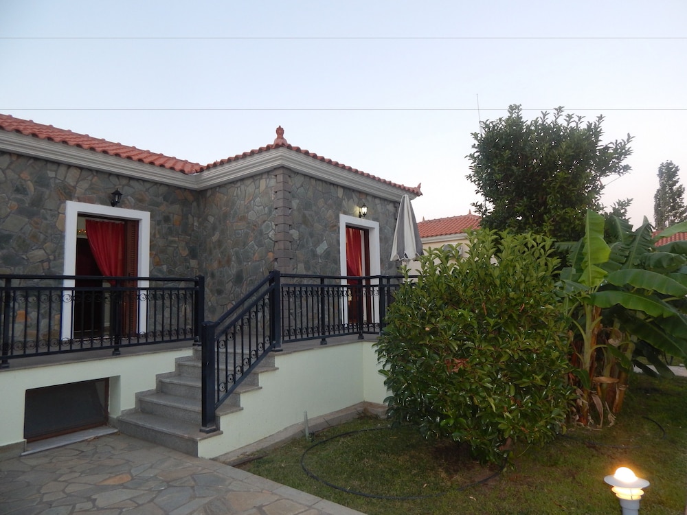 Kaloni village apartments — Hotel building in Lesvos Island