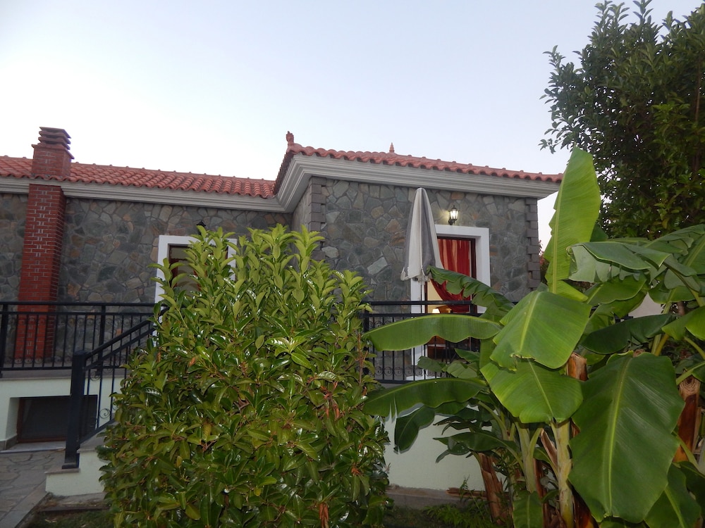 Kaloni village apartments — Hotel building in Lesvos Island