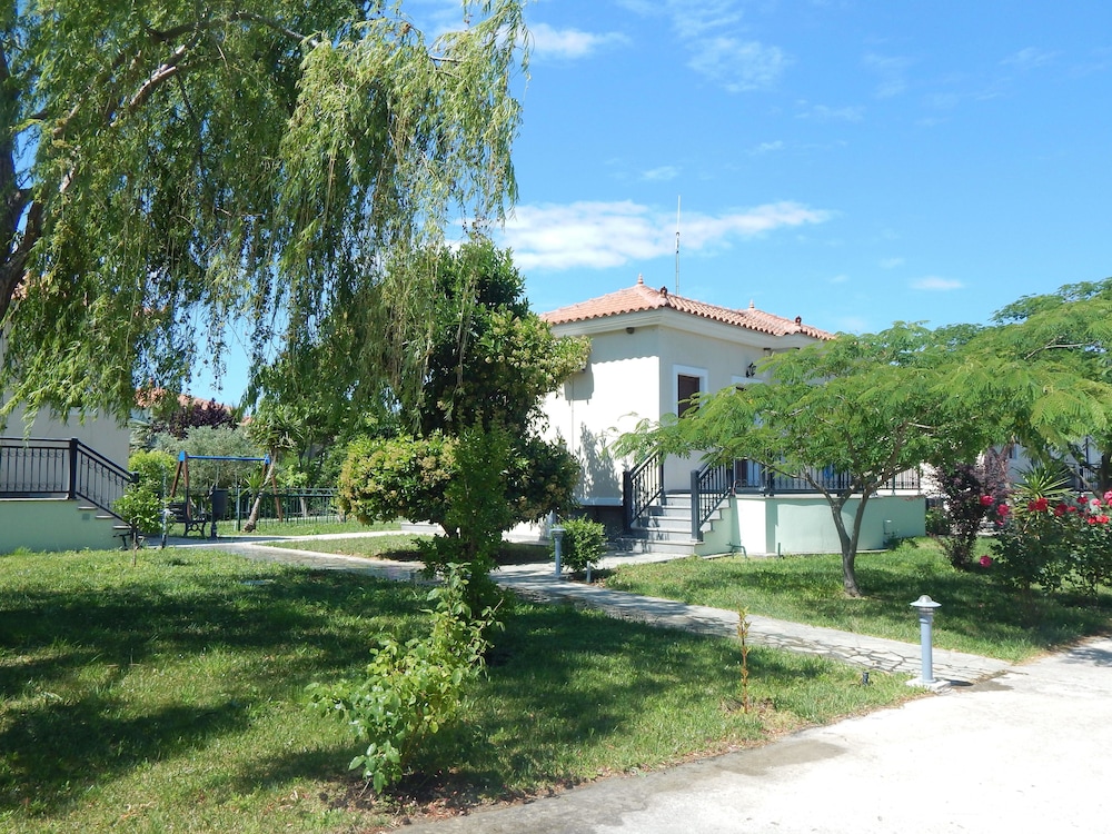 Kaloni village apartments — Hotel building in Lesvos Island