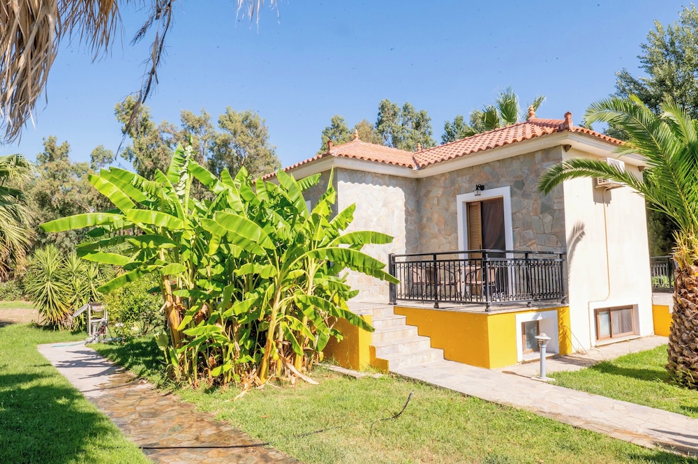 Kaloni village apartments — Hotel building in Lesvos Island