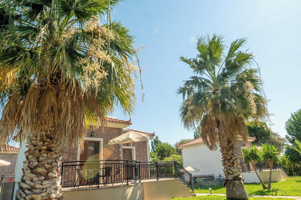 Kaloni village apartments — Hotel building in Lesvos Island