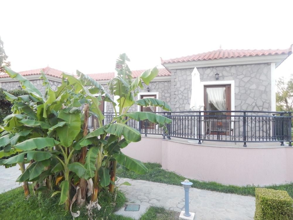 Kaloni village apartments — Hotel building in Lesvos Island