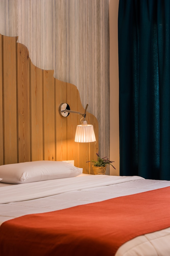 Elia Bettolo — Hotel rooms in Chania