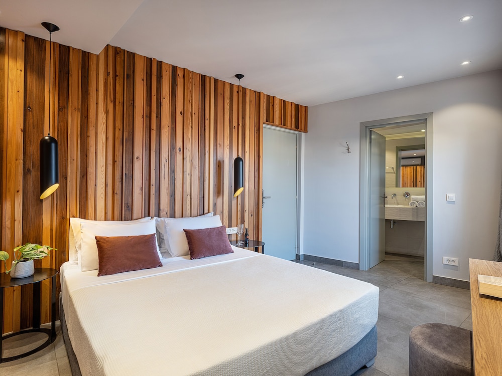 Elia Bettolo — Hotel rooms in Chania