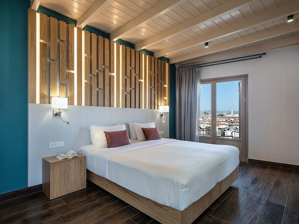 Elia Bettolo — Hotel rooms in Chania