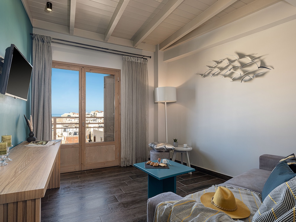 Elia Bettolo — Hotel rooms in Chania