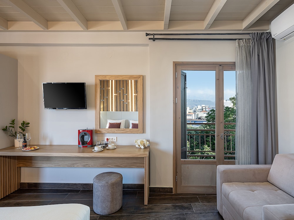 Elia Bettolo — Hotel rooms in Chania