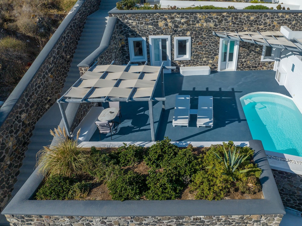 Amber Light Villas Santorini — Swimming pool in Imerovigli, South Aegean