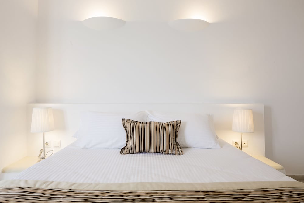 Amber Light Villas Santorini — Hotel rooms in Imerovigli, South Aegean