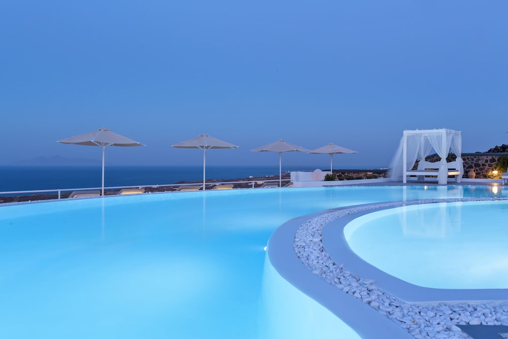 Amber Light Villas Santorini — Swimming pool in Imerovigli, South Aegean