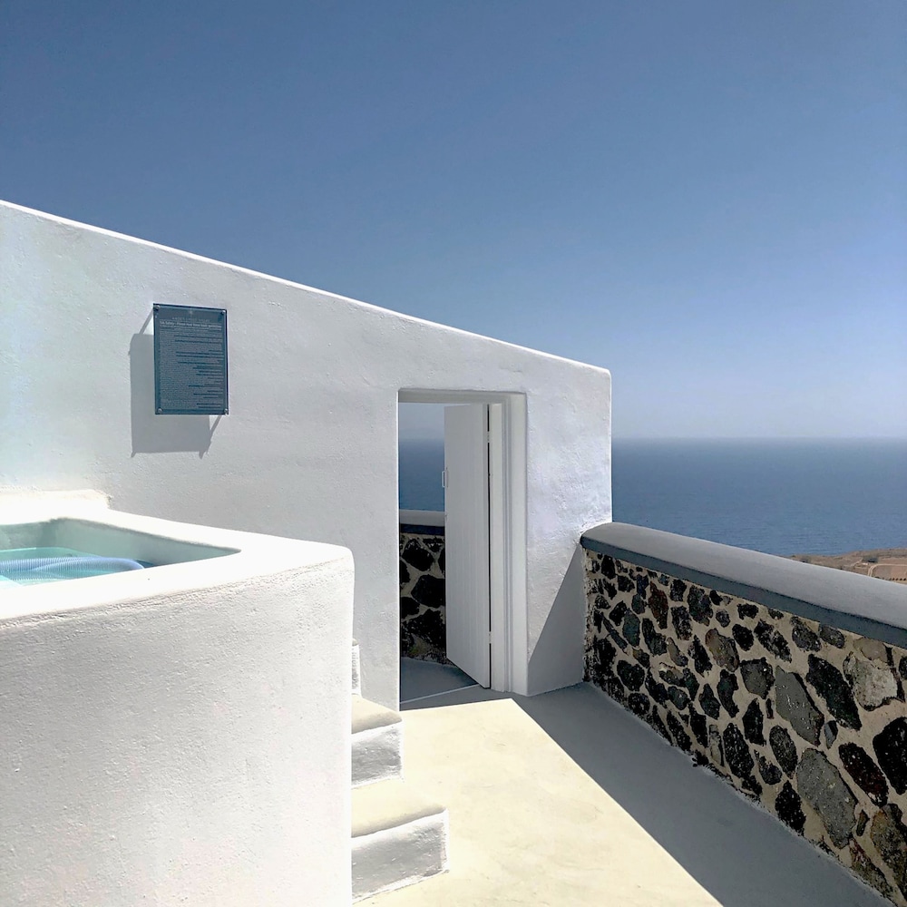 Amber Light Villas Santorini — Swimming pool in Imerovigli, South Aegean