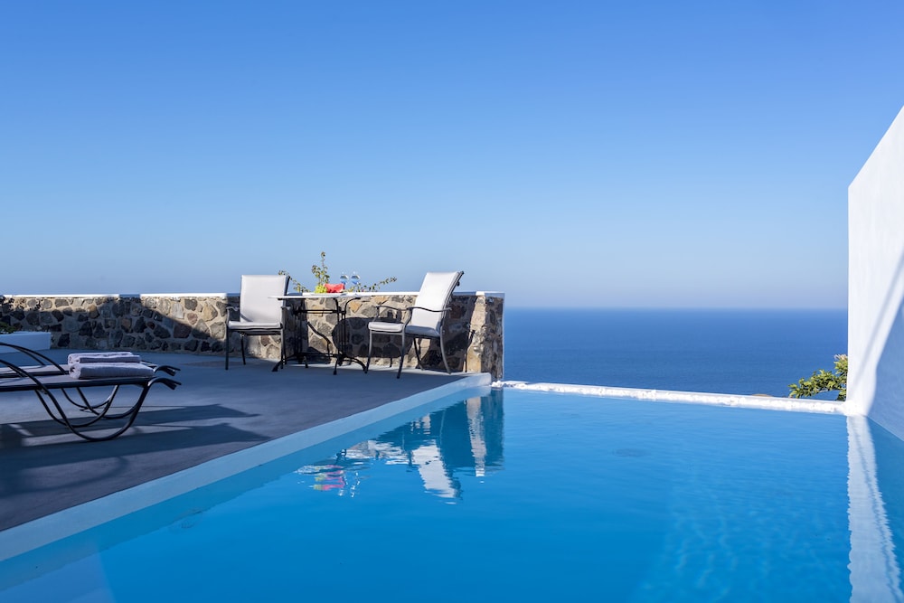 Amber Light Villas Santorini — Swimming pool in Imerovigli, South Aegean