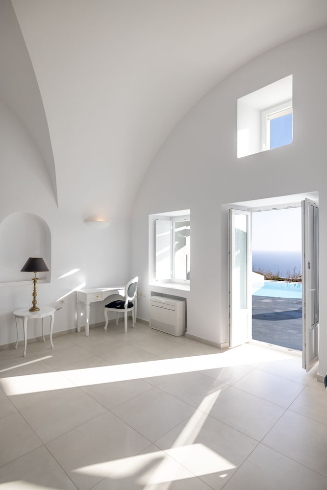 Amber Light Villas Santorini — Hotel rooms in Imerovigli, South Aegean
