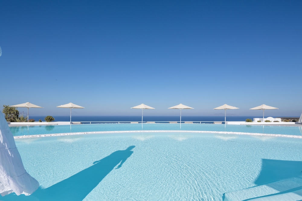 Amber Light Villas Santorini — Swimming pool in Imerovigli, South Aegean