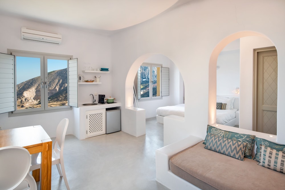 Skyfall Suites - Adults Only — Hotel rooms in Pyrgos Kallistis, South Aegean