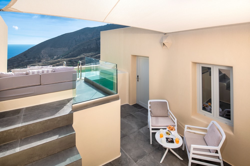 Skyfall Suites - Adults Only — Swimming pool in Pyrgos Kallistis, South Aegean