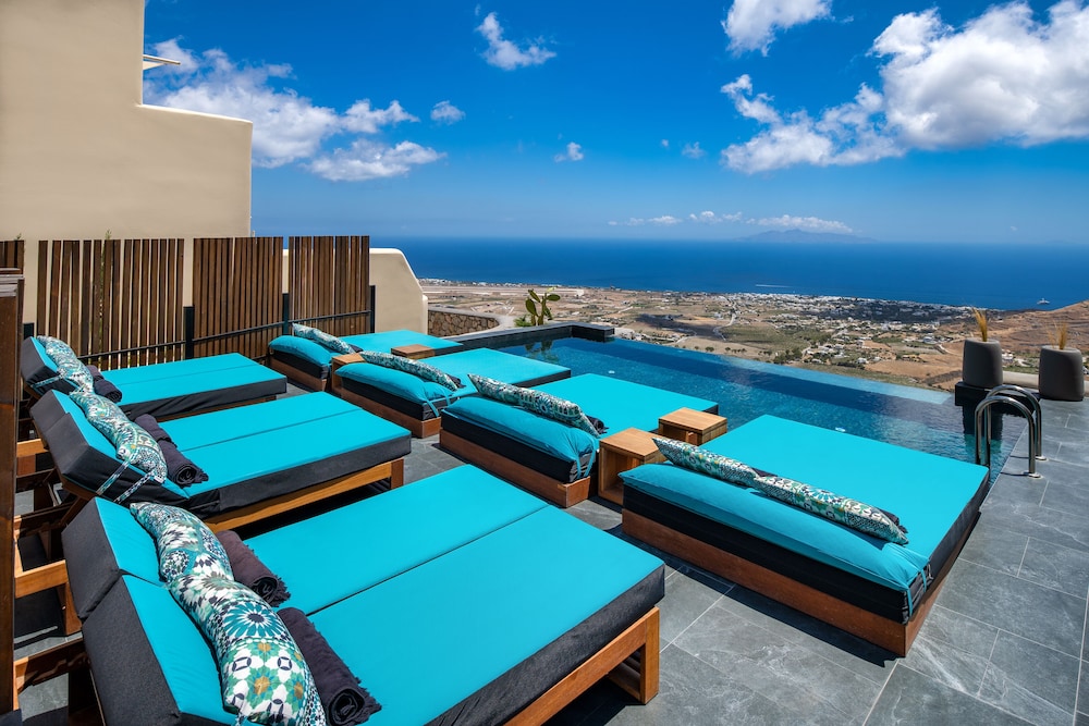 Skyfall Suites - Adults Only — Swimming pool in Pyrgos Kallistis, South Aegean