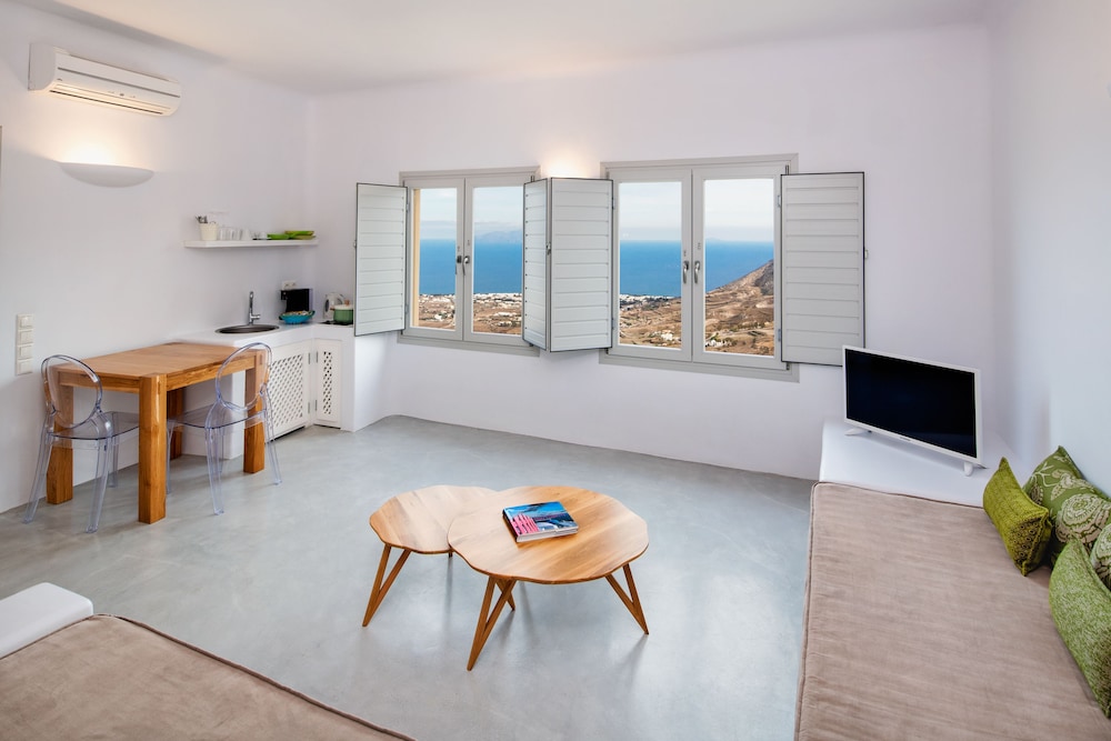 Skyfall Suites - Adults Only — Hotel rooms in Pyrgos Kallistis, South Aegean