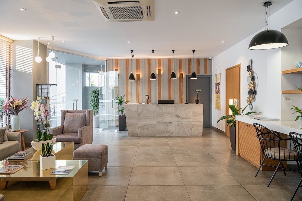 Elia Agia Marina Hotel — Hotel building in Chania