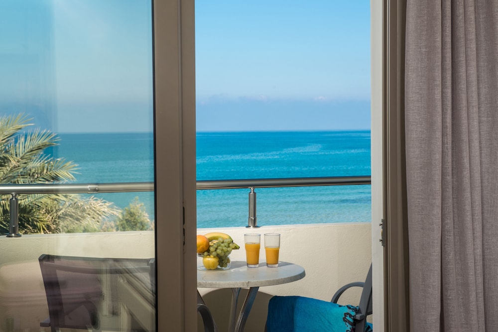 Malliotakis Beach Hotel by Checkin — Hotel rooms in Stalida