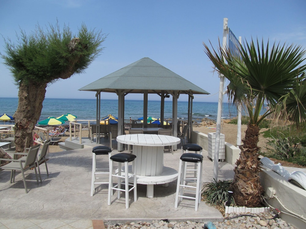 Malliotakis Beach Hotel by Checkin — Restaurant & bars in Stalida