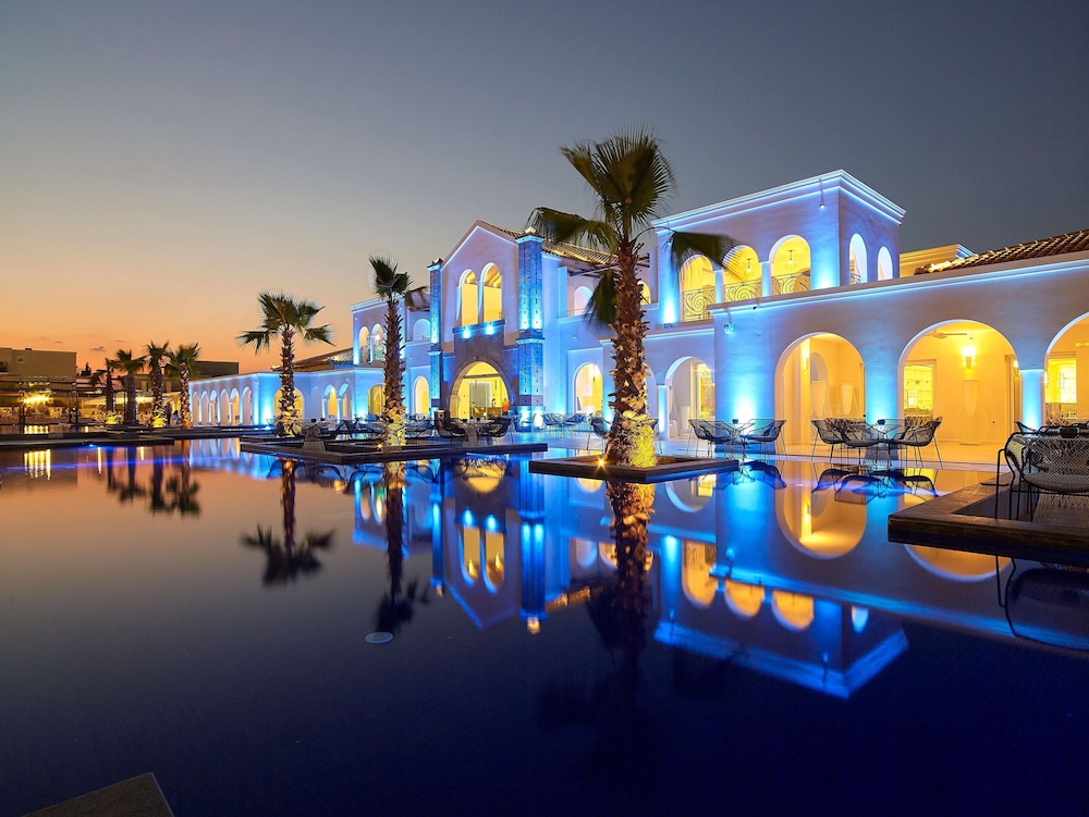 Anemos Luxury Grand Resort — Hotel building in Georgioupolis