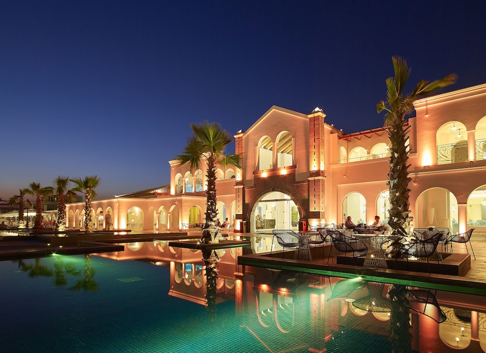 Anemos Luxury Grand Resort — Hotel building in Georgioupolis