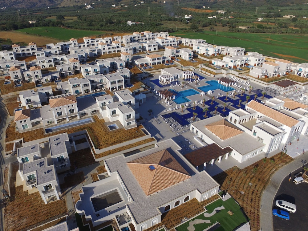 Anemos Luxury Grand Resort — Hotel building in Georgioupolis