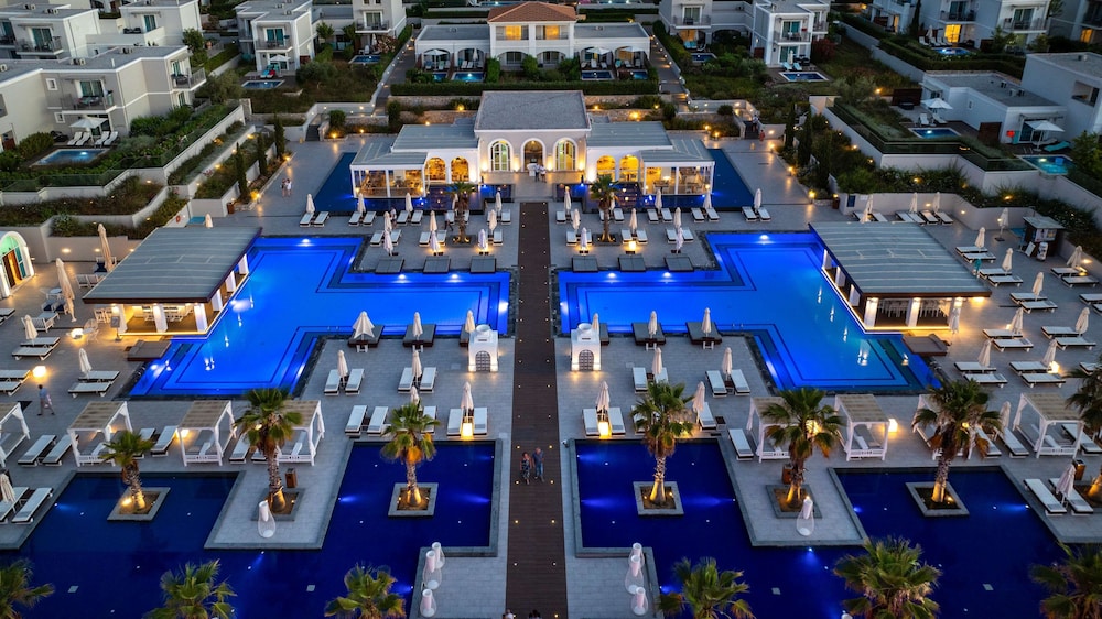 Anemos Luxury Grand Resort — Swimming pool in Georgioupolis