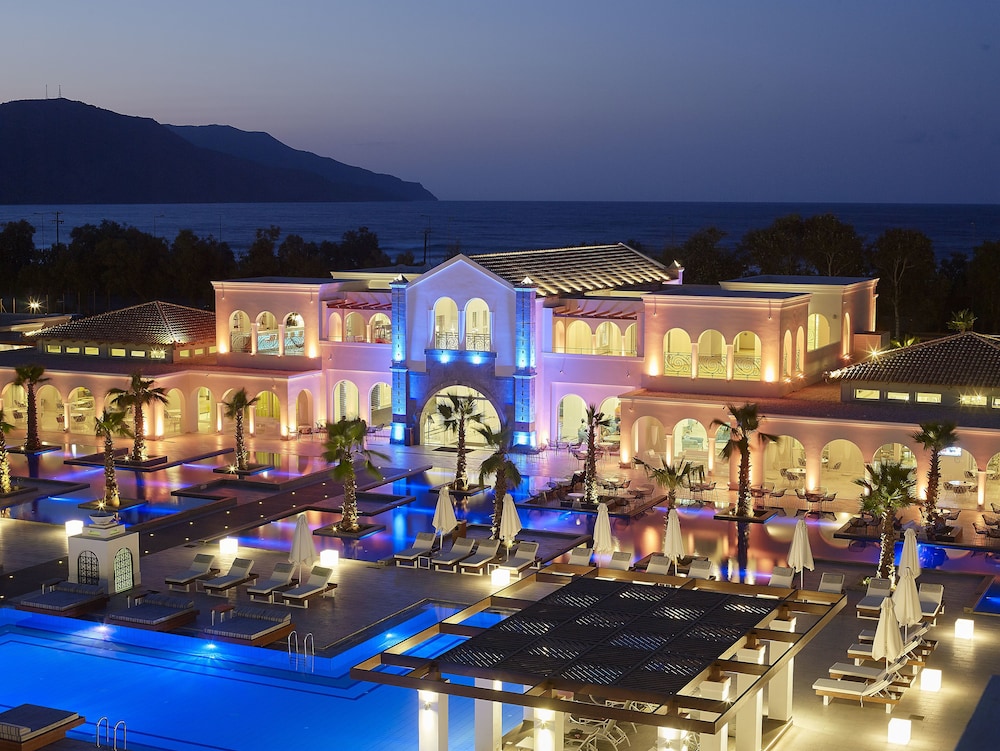 Anemos Luxury Grand Resort — Hotel building in Georgioupolis