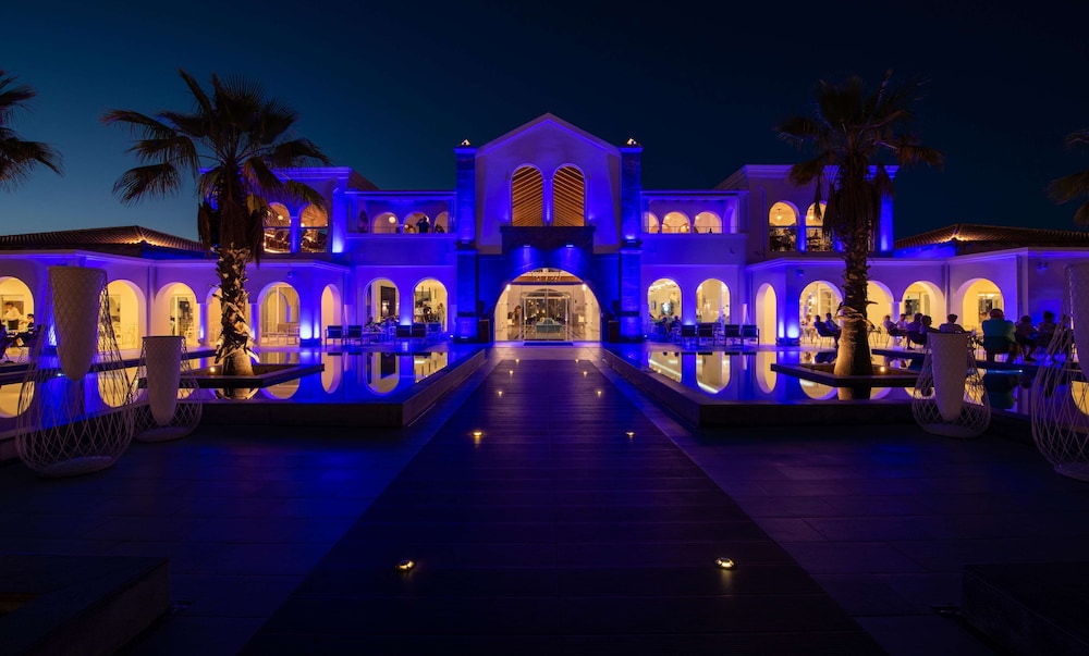 Anemos Luxury Grand Resort — Hotel building in Georgioupolis