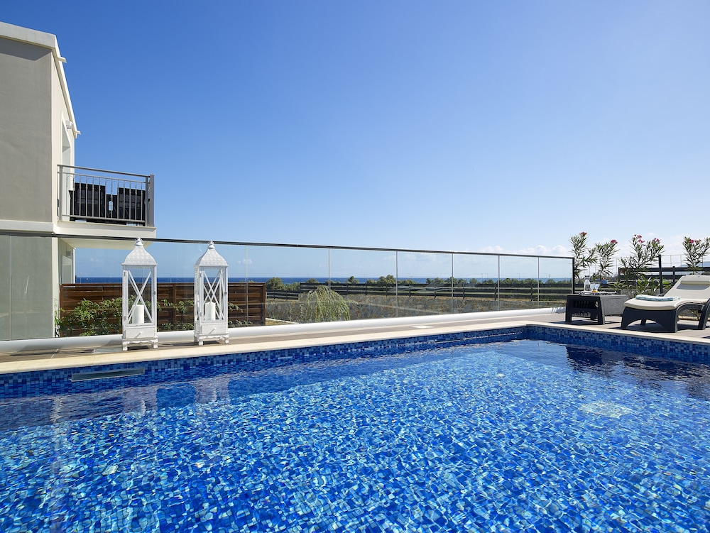 Anemos Luxury Grand Resort — Swimming pool in Georgioupolis