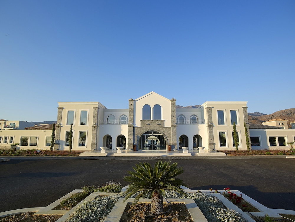 Anemos Luxury Grand Resort — Hotel building in Georgioupolis