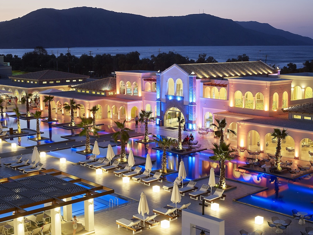Anemos Luxury Grand Resort — Hotel building in Georgioupolis