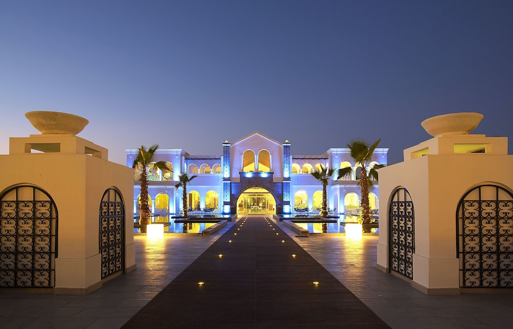 Anemos Luxury Grand Resort — Hotel building in Georgioupolis