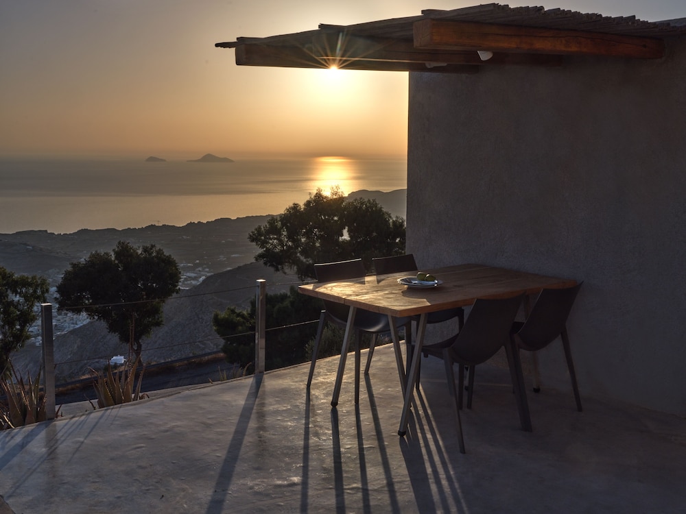 Santorini Heights — Hotel building in Perissa, South Aegean