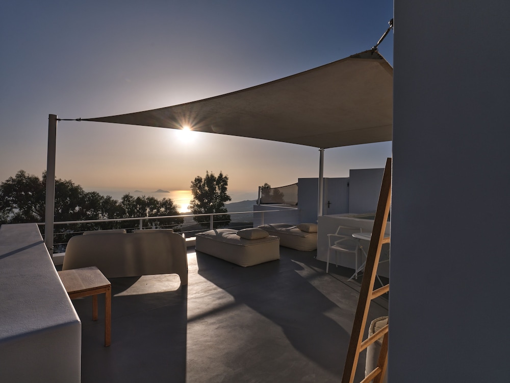 Santorini Heights — Hotel building in Perissa, South Aegean