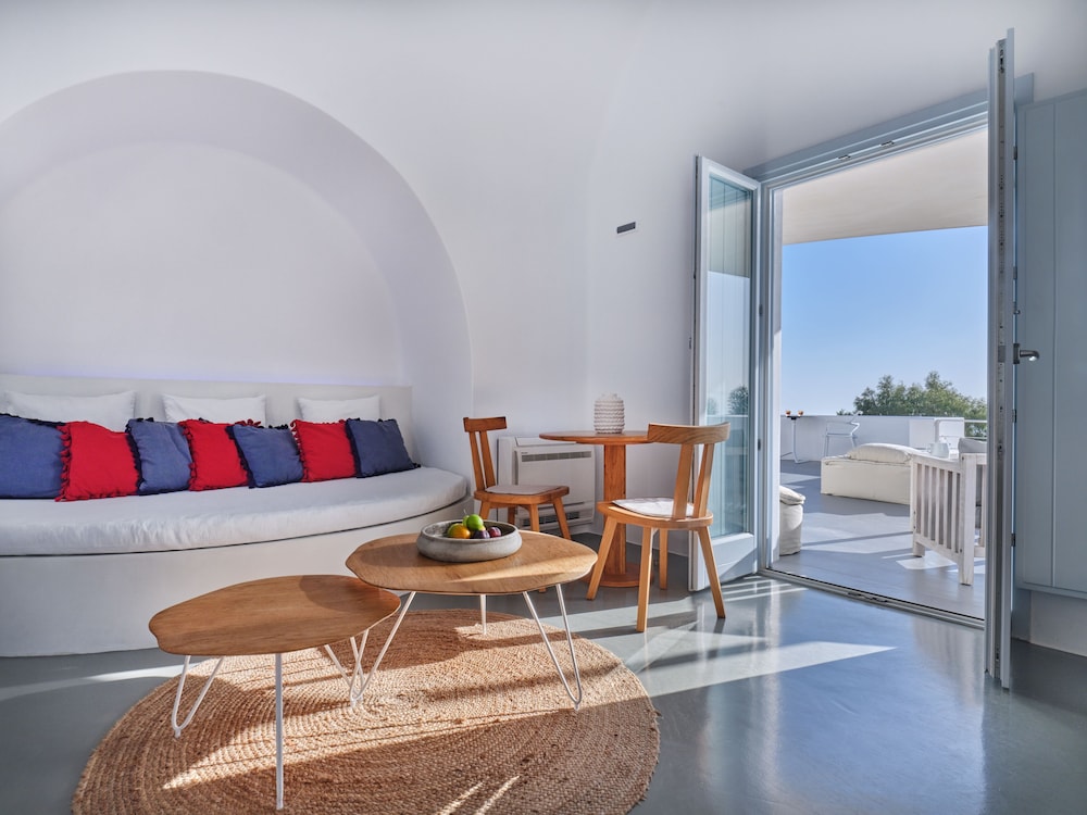 Santorini Heights — Hotel rooms in Perissa, South Aegean