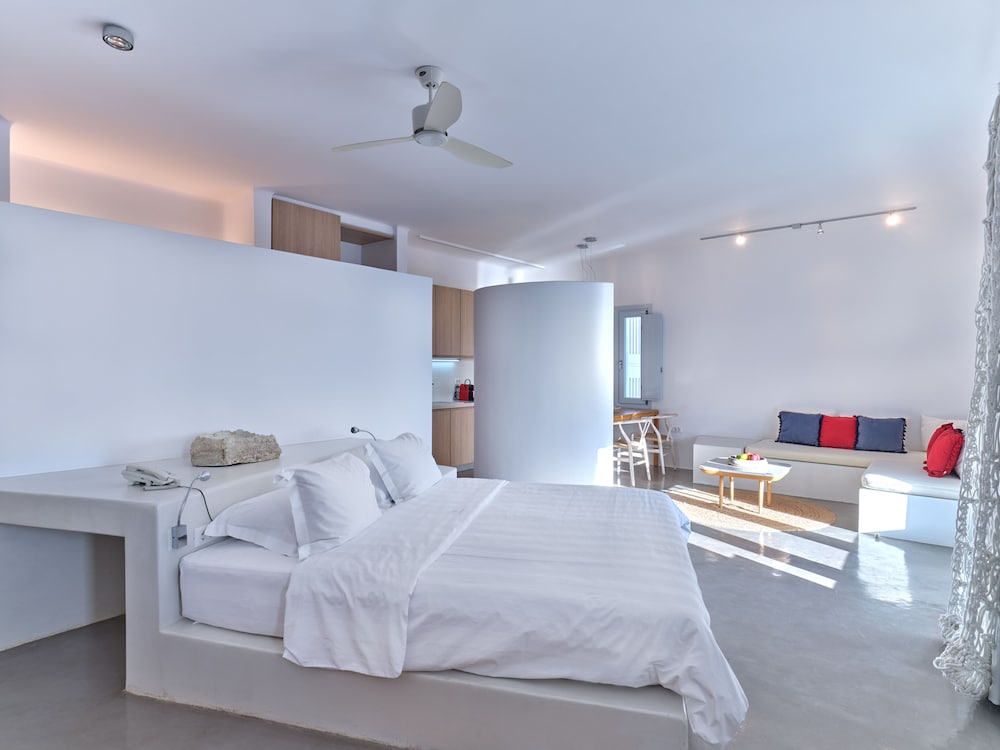 Santorini Heights — Hotel rooms in Perissa, South Aegean