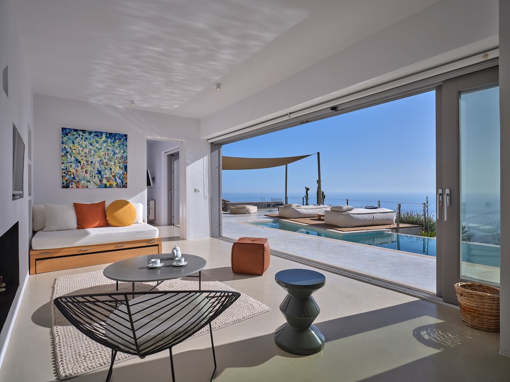 Santorini Heights — Hotel rooms in Perissa, South Aegean