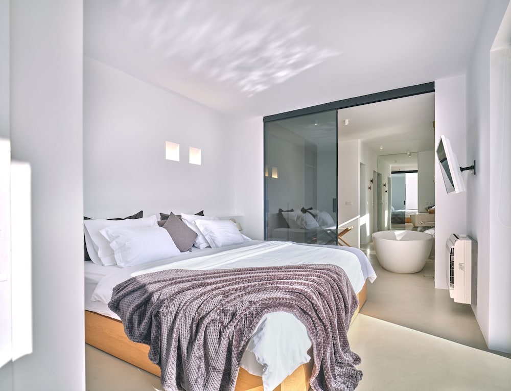 Santorini Heights — Hotel rooms in Perissa, South Aegean
